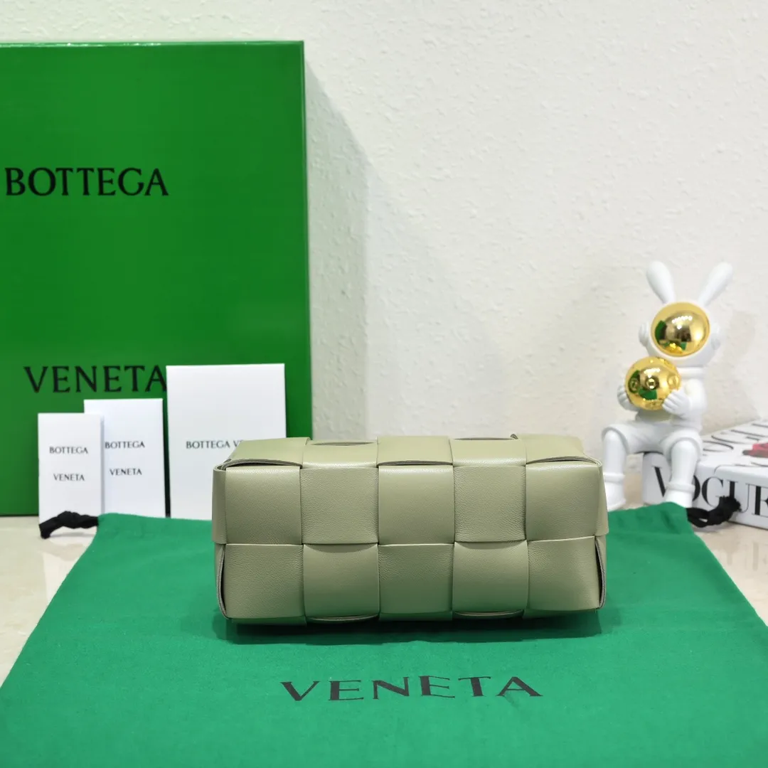 Batch 1420 BV autumn and winter beautiful armpit bag, breaking your definition of armpits BOTTEGA's new BRICK CASSETTE is small and exquisite, breaking the definition of underarms without capacity. It is no longer a small waste bag, but also a classic woven style. Why not buy such a bag? The soft sheepskin material shows a high-end feel. Style number: 9305 Size: 24*20*10